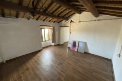 L\'immagine mostra Casa Amsicora a Samugheo, Sardegna, caratterizzata da camere da letto luminose e una mansarda 