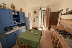Casa Amsicora è un progetto Abreskia situato nel centro di Samugheo, in Sardegna. Il pianoterra dell’abitazione presenta elementi tipici dell\'architettura locale, evidenziati in questa immagine