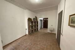 Casa Amsicora è un progetto Abreskia situato nel centro di Samugheo, in Sardegna. Il pianoterra dell’abitazione presenta elementi tipici dell\'architettura locale, evidenziati in questa immagine