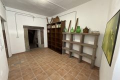 Casa Amsicora è un progetto Abreskia situato nel centro di Samugheo, in Sardegna. Il pianoterra dell’abitazione presenta elementi tipici dell\'architettura locale, evidenziati in questa immagine