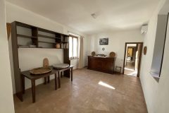 Casa Amsicora è un progetto Abreskia situato nel centro di Samugheo, in Sardegna. Il pianoterra dell’abitazione presenta elementi tipici dell\'architettura locale, evidenziati in questa immagine