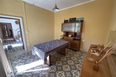 Casa Amsicora è un progetto Abreskia situato nel centro di Samugheo, in Sardegna. Il pianoterra dell’abitazione presenta elementi tipici dell\'architettura locale, evidenziati in questa immagine