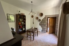 Casa Amsicora è un progetto Abreskia situato nel centro di Samugheo, in Sardegna. Il pianoterra dell’abitazione presenta elementi tipici dell\'architettura locale, evidenziati in questa immagine
