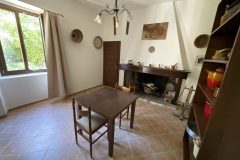 Casa Amsicora è un progetto Abreskia situato nel centro di Samugheo, in Sardegna. Il pianoterra dell’abitazione presenta elementi tipici dell\'architettura locale, evidenziati in questa immagine