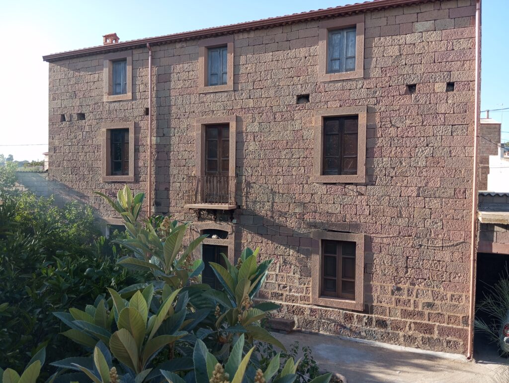 Vista della residenza principale Casa Amsicora a Samugheo, Sardegna, progetto Abreskia