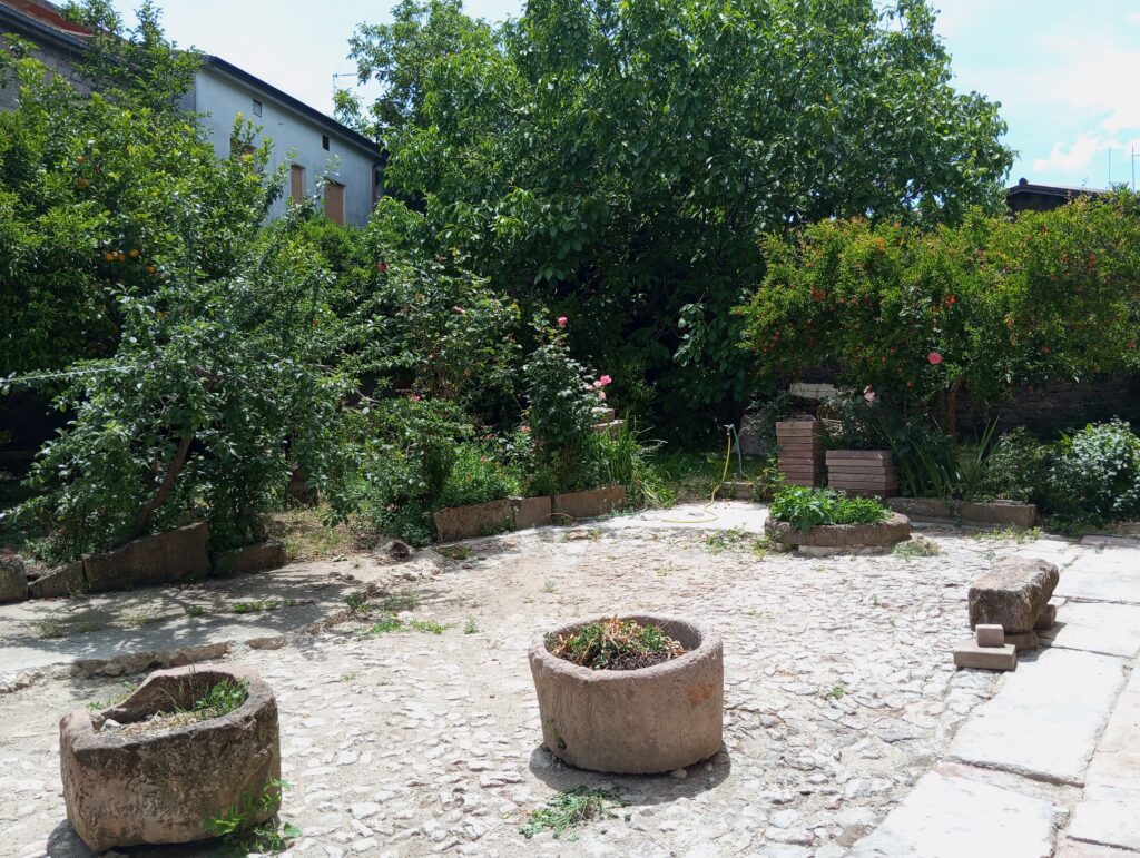 Vista del giardino interno di Casa Amsicora a Samugheo, Sardegna, progetto Abreskia