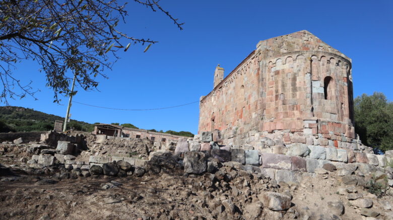 Chiesa romanica in Sardegna immersa in un paesaggio suggestivo