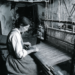 Tessitrice al telaio tradizionale in una casa di Samugheo durante la lavorazione artigianale dei tessuti sardi
