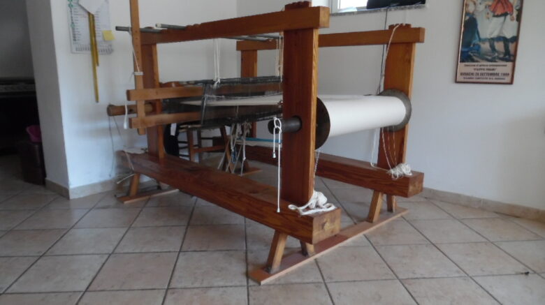 Telaio orizzontale in legno per la tessitura tradizionale sarda a Samugheo, utilizzato nei corsi di tessitura di Abreskia